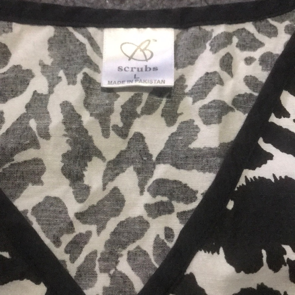Large  animal print top - Picture 2 of 2